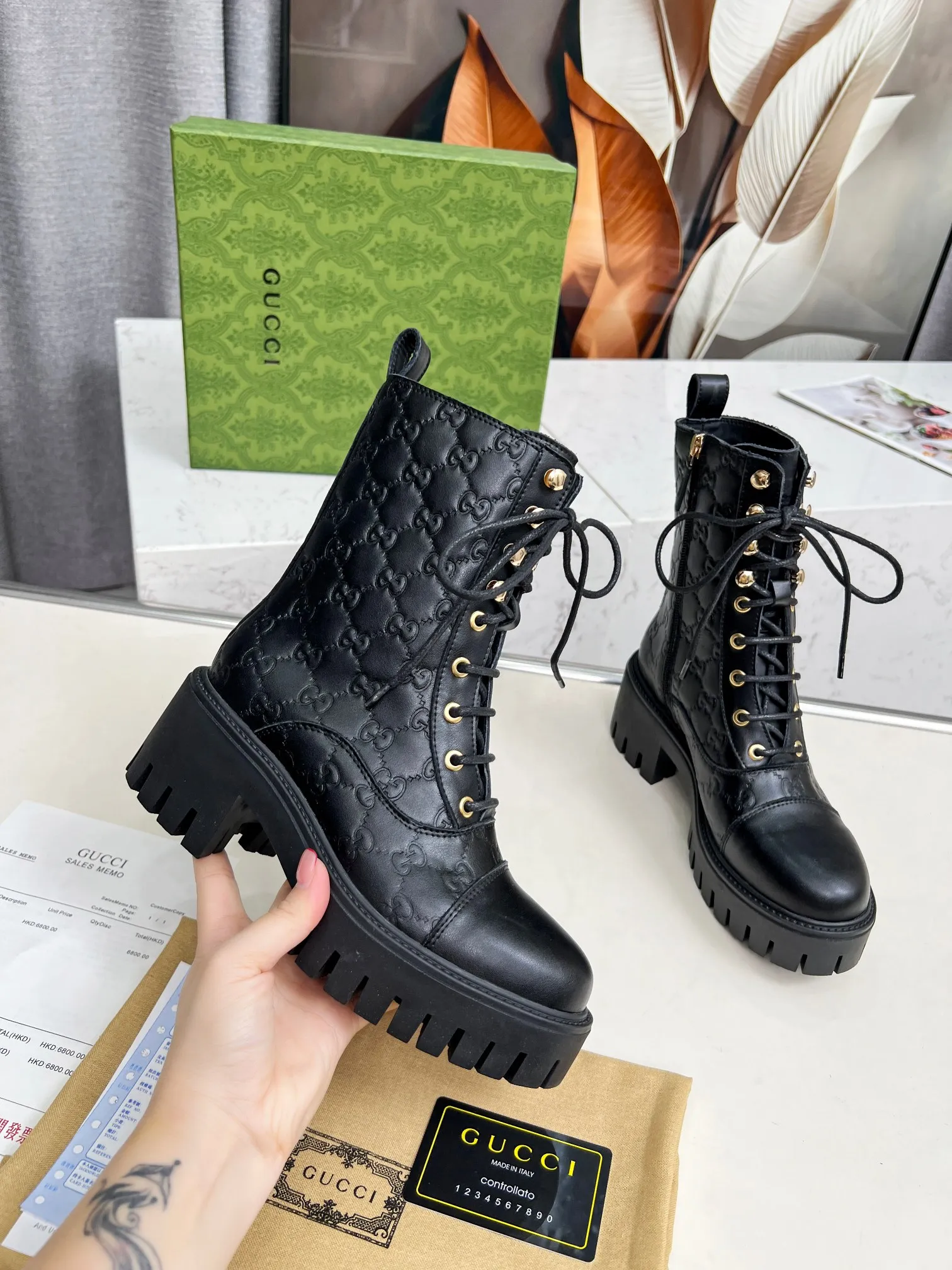 👟👟Ex-factory price 600👟👟 2025Gucci Gucci lace-up ankle boots. These lace-up ankle boots are made of Peugeot GG lace-up ankle boots. These lace-up ankle boots are carefully made of iconic GG cow leather, highlighting the brand's timeless and elegant aesthetic style. Featuring a bold silhouette, these ankle boots feature a rubber lug sole that provides secure support while giving the entire silhouette a modern, sophisticated feel. Lining: cowhide Heel height: 6 cm Size: 35-42#
